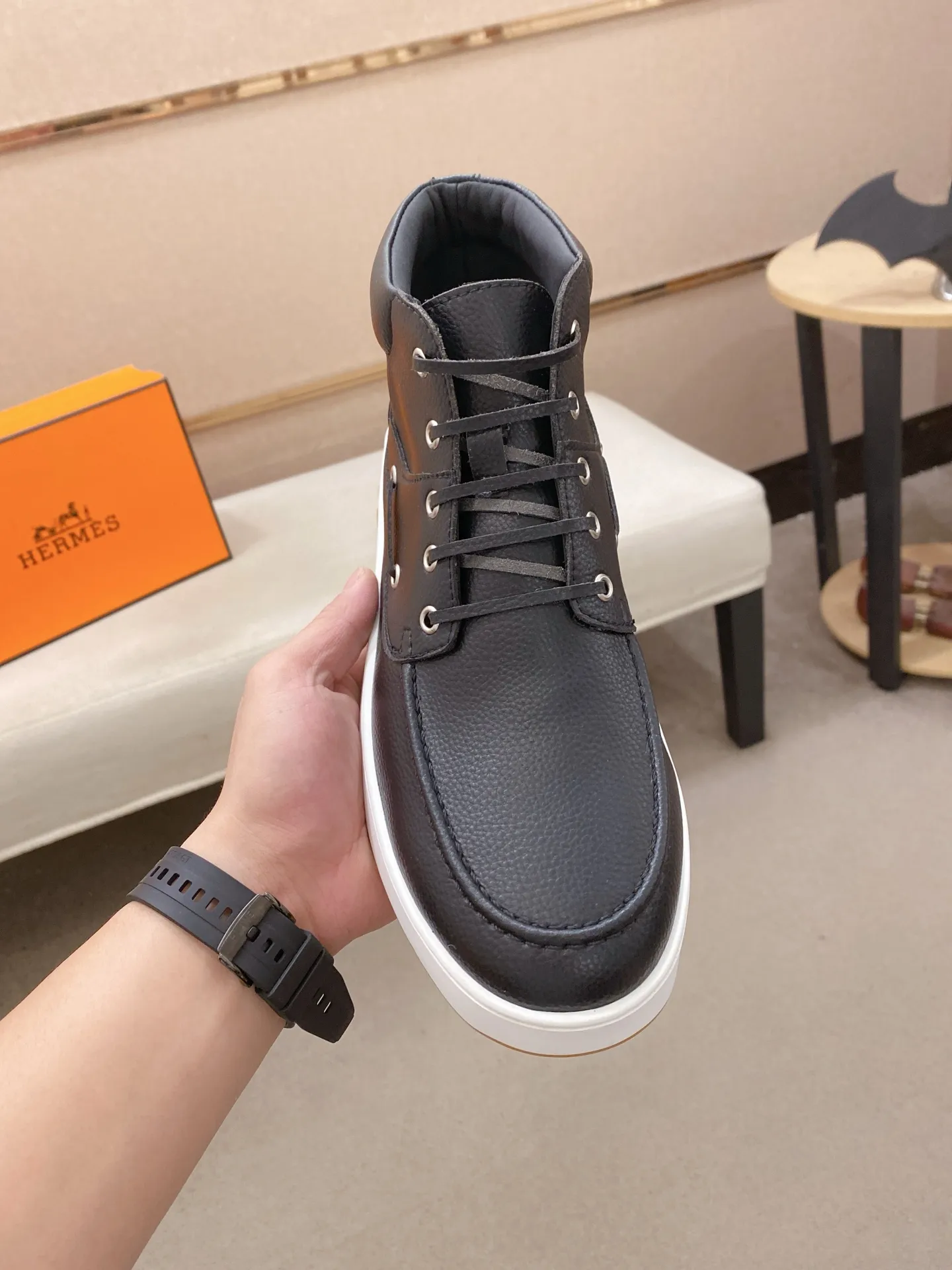 Ex-factory price: 480💰《HERMES》【Classic Original Version】Hermès; Top 🔝 Purchasing Agency 🔍🔍Men's latest high-tops 🇺🇸 available simultaneously at counters, imported from Italy original ▲▲cowhide ▲▲ (high-end, extravagance, class) times) Exquisite workmanship (Italian 🇮🇹Imported water-dyed 🐂cowhide lining) sole: Original sole provided by the original factory, ⚠️exclusive double-layer activity·TPR·rubber·combined molded outsole; super comfortable·wear-resistant·non-slip·environmental protection The real thing is more beautiful if you take the real thing (high quality, follow the order). You can enter and exit the counter at will * Number of yards: 38-44 (45 can be customized and cannot be returned or exchanged)